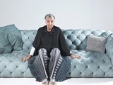 Paola Navone – wybitna włoska projektantka, kobieta do zadań specjalnych. Krytyk designu, pedagog, kurator wystaw i architekt w jednym. Słynie z odważnych, kosmopolitycznych projektów. Studio Forma 96 przedstawia sylwetkę pierwszej damy włoskiego designu - Paoli Navone.
